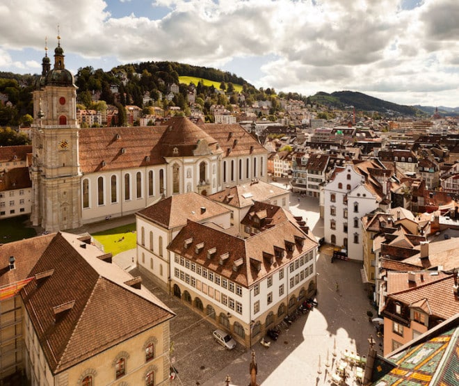 Der Stiftsbezirk in St. Gallen mit Kathedrale und Bibliothek ist Teil des Unesco-Weltkulturerbes. Foto: djd/St. Gallen-Bodensee Tourismus